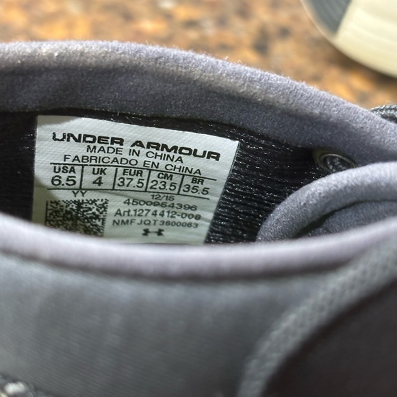 Under Armour gray tennis shoes. SZ. 6.5 - Picture 3 of 3